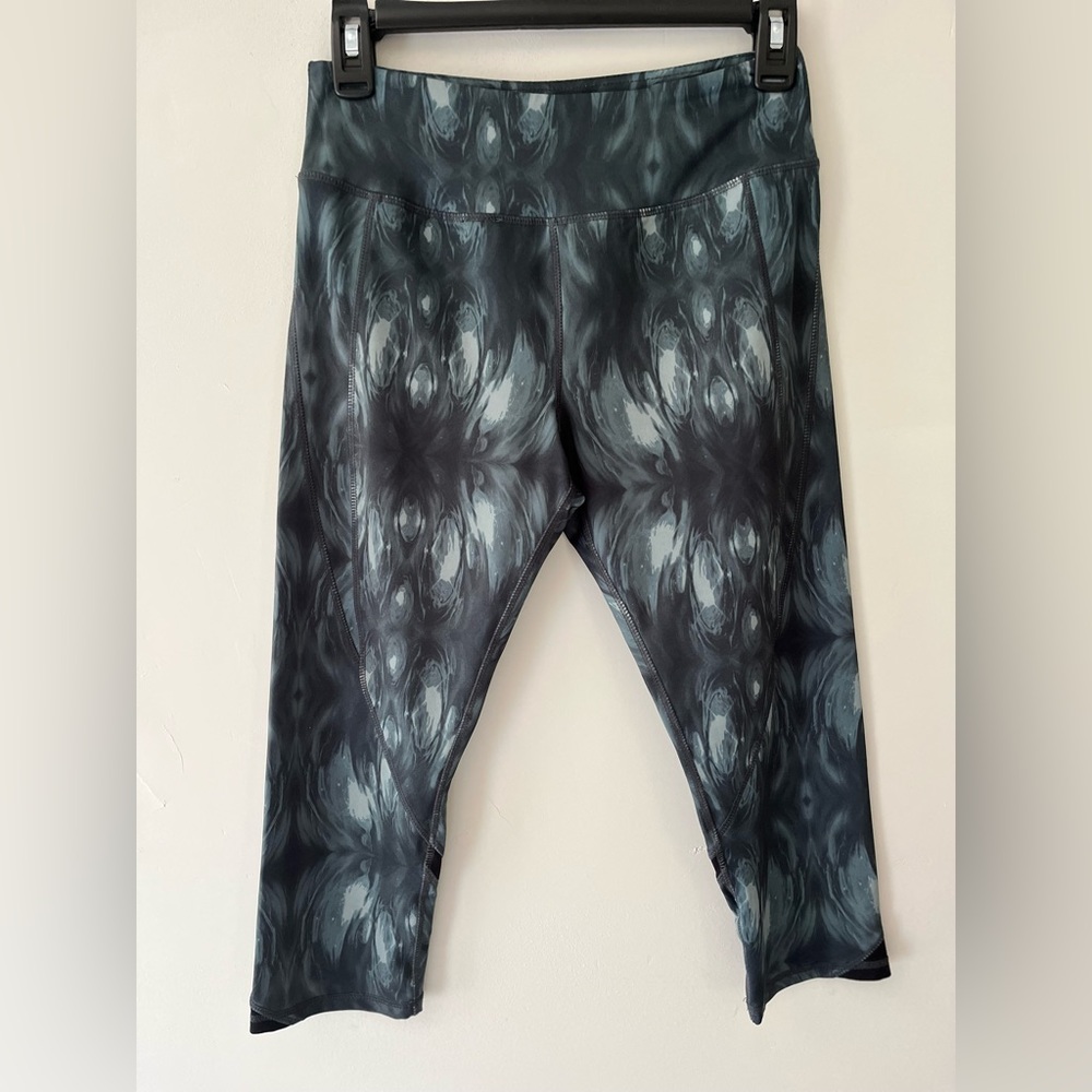 Kyodan capris leggings size P/S green color multi color